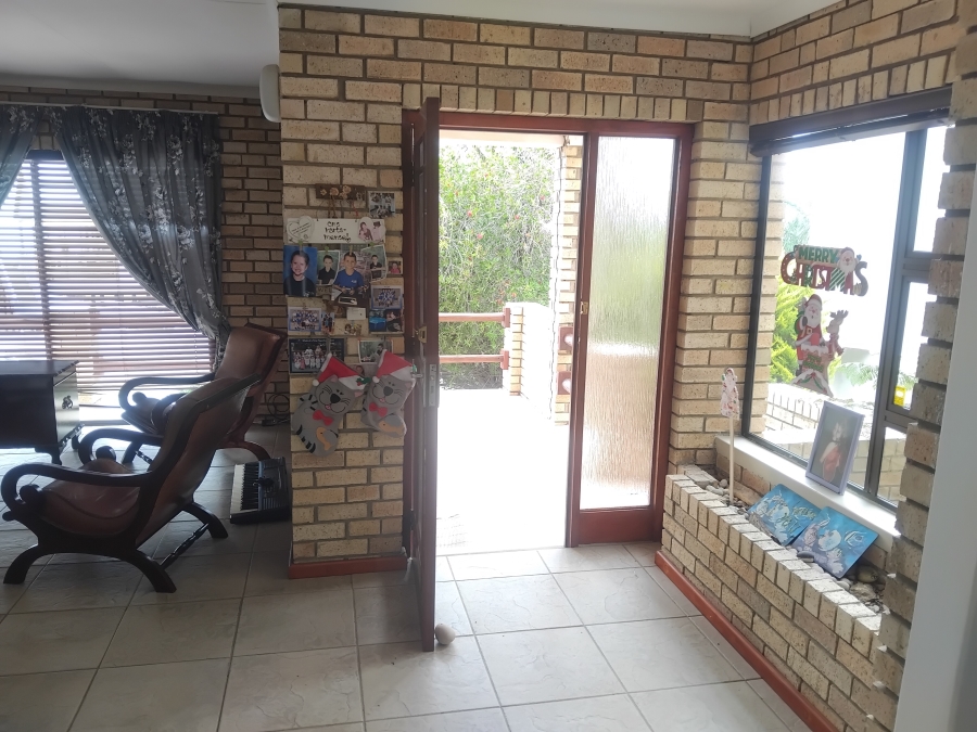 6 Bedroom Property for Sale in Wavecrest Eastern Cape